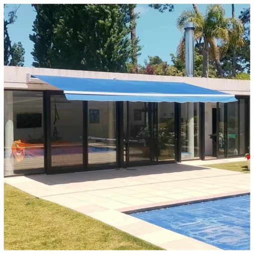 Toldo con brazo retráctil manual. Medida 5.8 x 4 mts. Color azul.